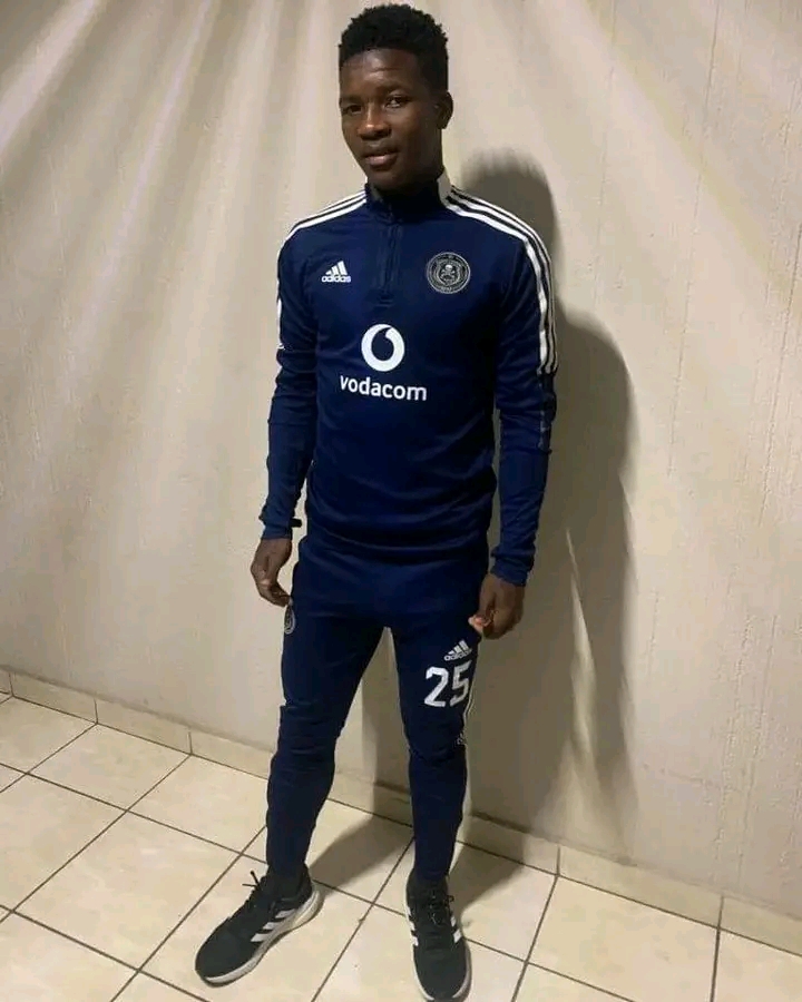 Orlando Pirates Hand Azola Matrose Legendary Number 10 Jersey 